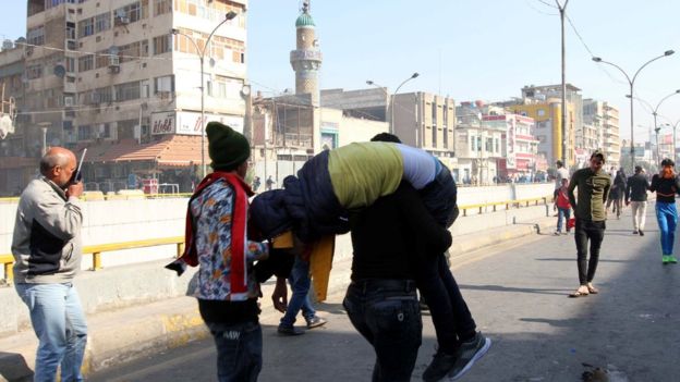 اتهم الصدر "جهات مجهولة" بإطلاق النار على المتظاهرين