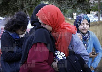 عائلة إسراء الطويل بعد سماع قرار إخلاء سبيلها - تصوير: أحمد عبد اللطيف