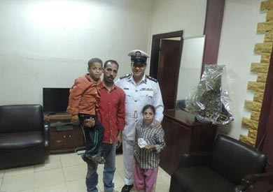 أمن القاهرة يعيد طفلين ضلا الطريق لأسرتهما بباب الشعرية