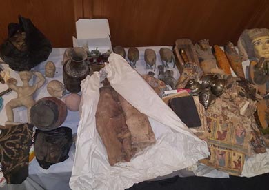 ضبط قطع ومخطوطات وعملات أثرية بمخزن جواهرجي وشقيقه بالقاهرة