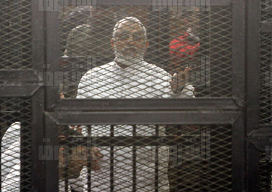 محمد بديع داخل قفص الاتهام أثناء المحاكمة - تصوير: رافي شاكر