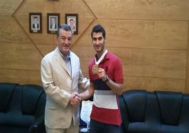 رئيس جامعة بنها يكرم الأول فى بطولة العالم للكونغ فو