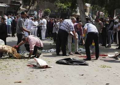 تجمع المواطنين أمام آثار التفجير بمنطقة بولاق أبوالعلا- أرشيفية