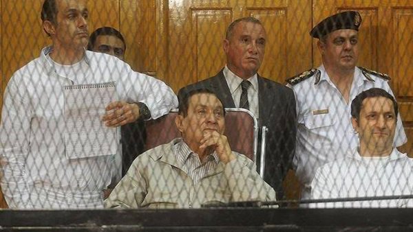الرئيس الأسبق محمد حسني مبارك ونجليه جمال وعلاء مبارك