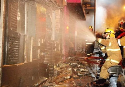 أهالي قتيل بالمحلة يشعلون النار في 4 منازل و3 مزارع لعائلة الجاني