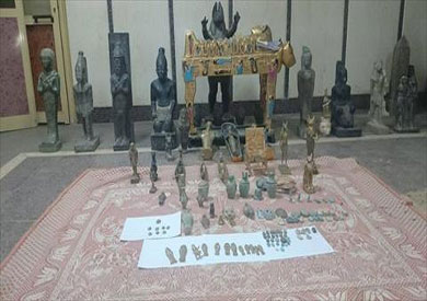 ضبطت مباحث الوادي الجديد، اليوم الخميس، شخصين بمدينة الخارجة وبحوزتهما كمية كبيرة من القطع والتماثيل الأثرية مختلفة الأشكال والأحجام بقصد الإتجار.