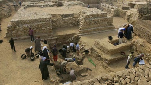حبس 5 متهمين بالتنقيب عن الآثار داخل منزل أحدهم بالبدرشين