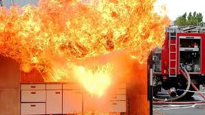 حداد يشعل النار في ورشته بعد صدور قرار بغلقها بمنطقة الشيخ زايد