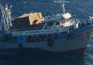 القوات البحرية تنجح فى إنقاذ(35) فرد مصري من الغرق على متن بلنص صيد شمال البحر الأحمر‎