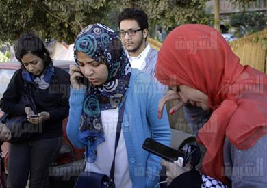 عائلة إسراء الطويل بعد سماع قرار إخلاء سبيلها - تصوير: أحمد عبد اللطيف