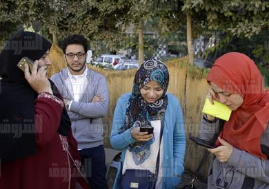 عائلة إسراء الطويل بعد سماع قرار إخلاء سبيلها - تصوير: أحمد عبد اللطيف