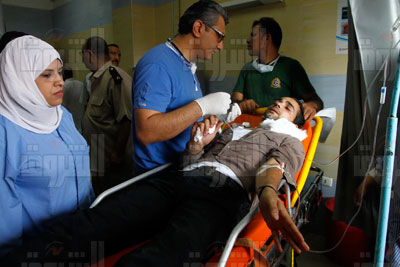 أحد المصابين يتلقى الإسعافات - تصوير: مجدي إبراهيم
