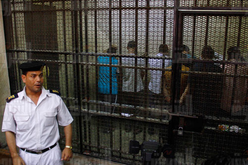 المتهمين داخل قفص الاتهام أثناء المحاكمة - تصوير: أحمد عبد الفتاح