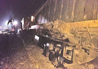 آثار حادث انفجار على قضبان السكة الحديد بالوجه القبلي