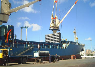 إعادة فتح مينائي الإسكندرية والدخيلة.. وتفريغ 271 ألف طن حديد وذرة وفحم