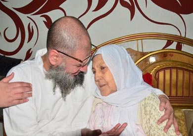 زيارة سجين لامه