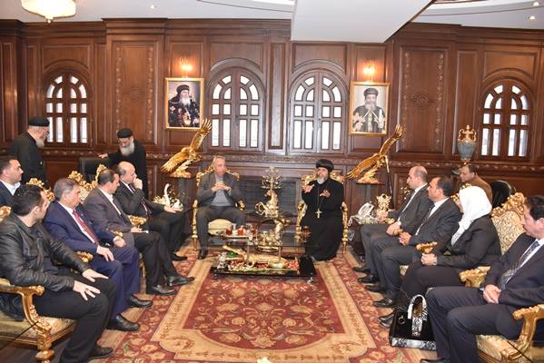 محافظ الشرقية ومدير الأمن يؤديان واجب العزاء بمطرانية الأقباط في الزقازيق