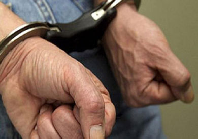 ضبط مسجل خطر بحوزته 3 قنابل «مونة» ومخدرات في الخليفة