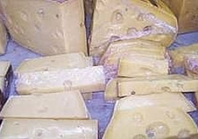 ضبط 33 طن جبنة رومي غير صالحة للاستخدام الآدمي في البحيرة