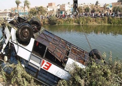 انقلاب سيارة نقل بترعة أسيوط - أرشيفية