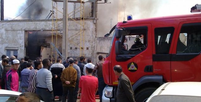 السيطرة على حريق نشب داخل مصنع بلاستيك بسبب «عقب سيجارة» بأكتوبر