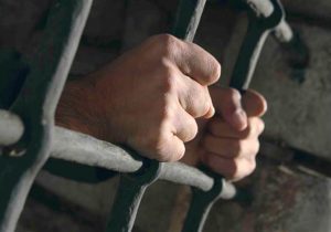 ضبط شخص وبحوزته 46 ألف دولار و210 ألف جنيه بالإسكندرية