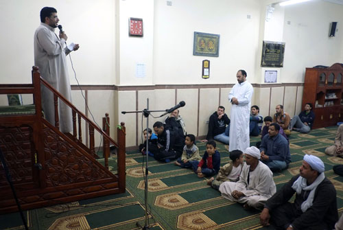 غلق الزوايا في صلاة الجمعة لعدم تسلل الإخوان لفكر - أرشيفية