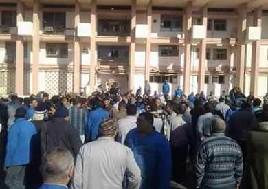 أعتصام عمال ألومنيوم نجع حمادي للمطالبة بالارباح والحوافز