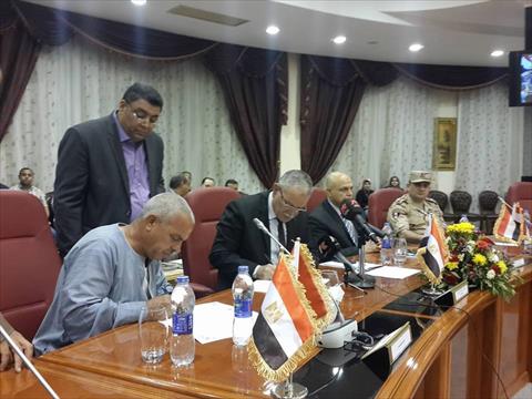 محافظ المنيا يوقع عقد تقنين اراضي املاك الدولة