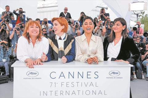 اسرة ونجوم فيلم بنات الشمس فى كان