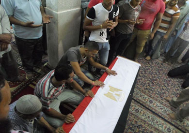 القيادات الأمنية والمواطنون يشيعون جنازة أحد ضحايا تفجير شمال سيناء – أرشيفية