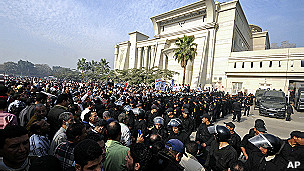 عاد المعتصمون أمام المحكمة الدستورية العليا مرة أخرى إلى التجمع أمام البوابة الرئيسية والجانبية للمحكمة