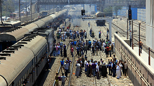 تعاني خدمة القطارات في مصر، في الظروف العادية، من مشكلات كثيرة.