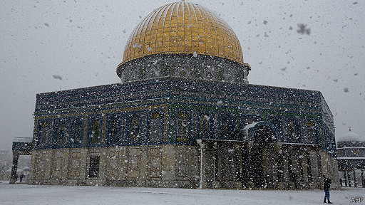 انهمرت الثلوج بمنطقة الضفة الغربية والقدس