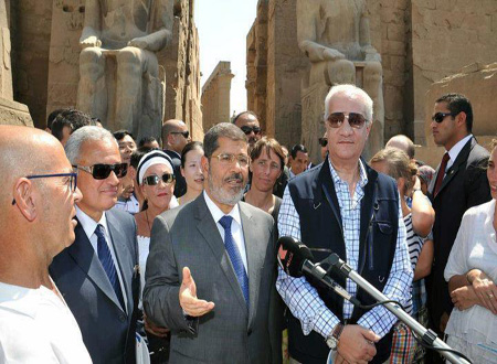 الرئيس مع السائحين في الأقصر