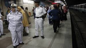 شرطة النقل تعيد طفل لأحضان والده بعد فقدانه بمحطة مترو الدمرداش