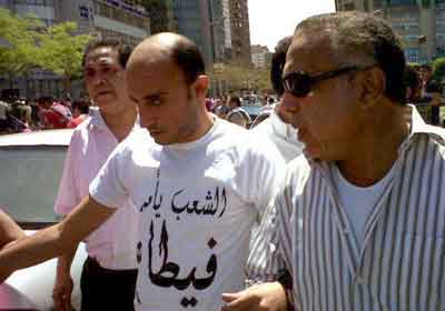 الناشط السياسي أحمد حرارة خلال مشاركته في مليونية حماية الثورة وتقرير المصير