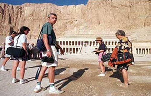 وفد هولندي كبير يزور المناطق الأثرية بالأقصر