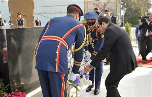 «السيسي» يضع أكاليل الزهور على قبر الجندي المجهول والزعيمين «عبدالناصر» و«السادات»