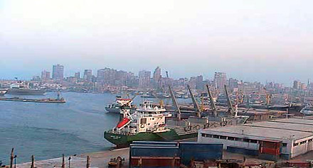 استمرار إغلاق بوغازي الإسكندرية والدخيلة لليوم الثاني لسوء الأحوال الجوية