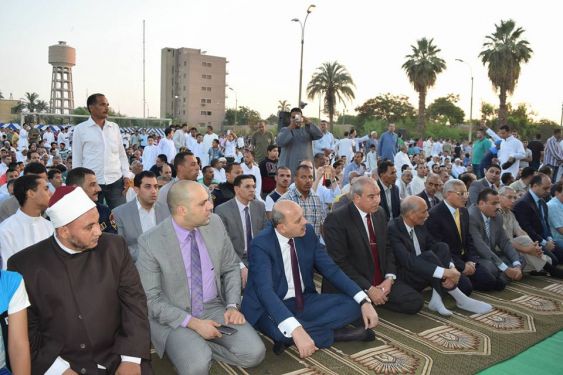 محافظ المنيا يؤدي صلاة عيد الفطر بساحة المدرسة الثانوية العسكرية