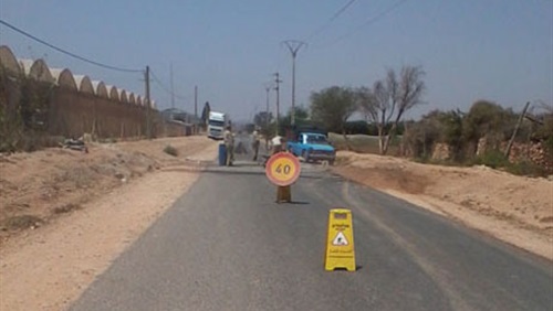 بدء أعمال إصلاح ورفع كفاءة الطريق الصحراوي الغربي بالمنيا