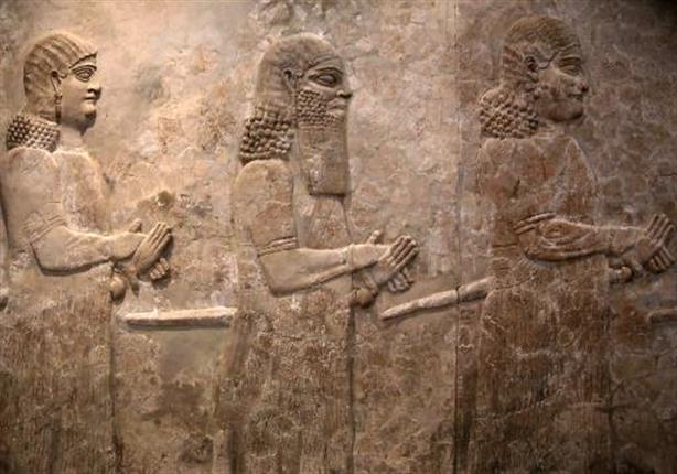 «الآثار»: اكتشاف نقوش وكتابات أثرية من العصر الإسلامي في كهف بنطاق المثلث الذهبي