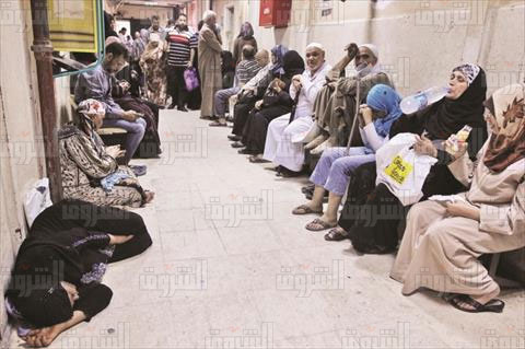 التكدس والانتظار من المظاهر المعتادة في المستشفيات - تصوير: علي هزاع