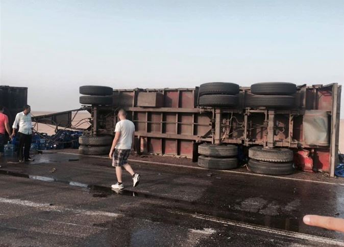 توقف الحركة المرورية بطريق الإسكندرية الزراعي في بنها إثر انقلاب سيارة نقل