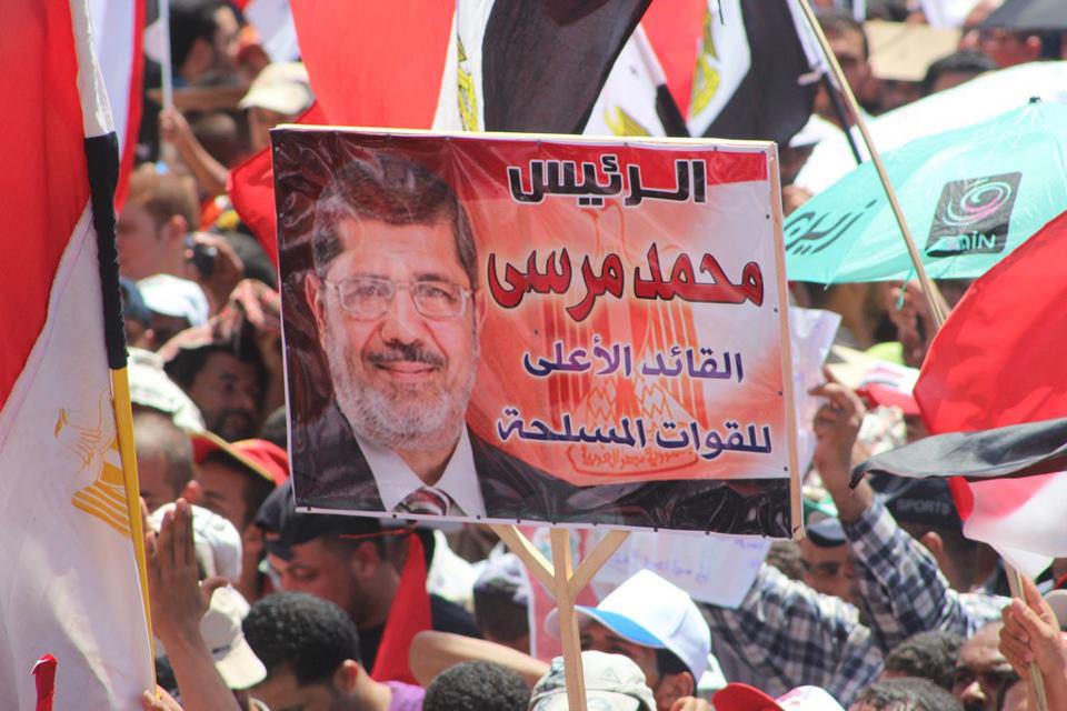 لوحة مؤيدة لمرسي في ميدان التحرير أمس الجمعة