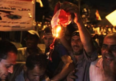 حرق علم مصر بالتحرير - ارشيفية