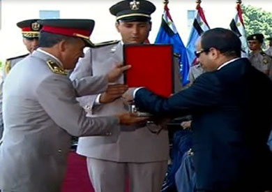 مدير الكلية الحربية يهدي «السيسي» درع الكليات العسكرية