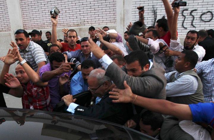 أحمد شفيق أثناء الاعتداء عليه