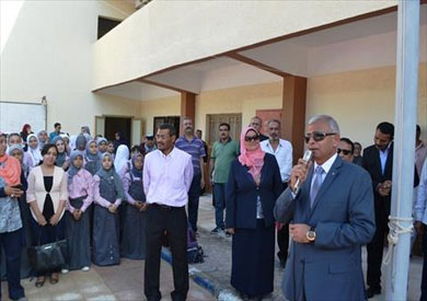 محافظ السويس يتفقد المدارس في اليوم الثاني بالعام الدراسي الجديد